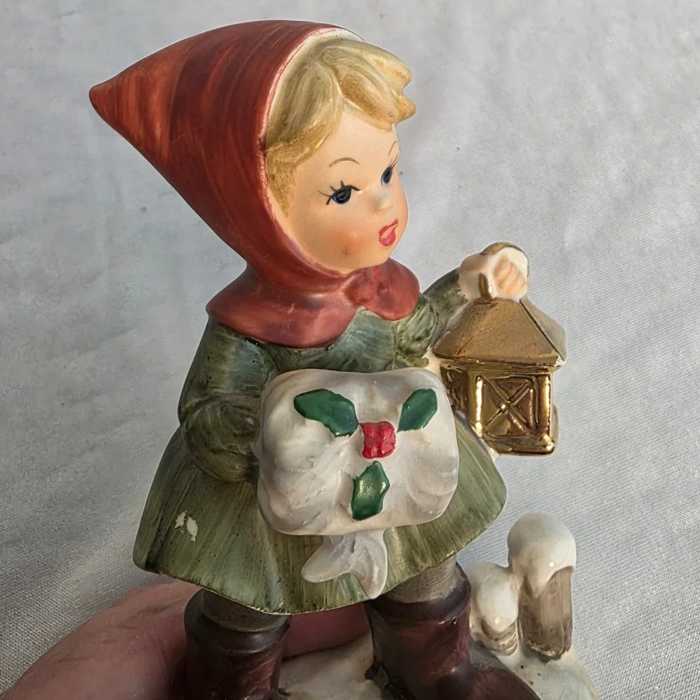Rare Napco Christmas Girl Figurine X8367 Muff‎ Lantern Holly Hand Painted